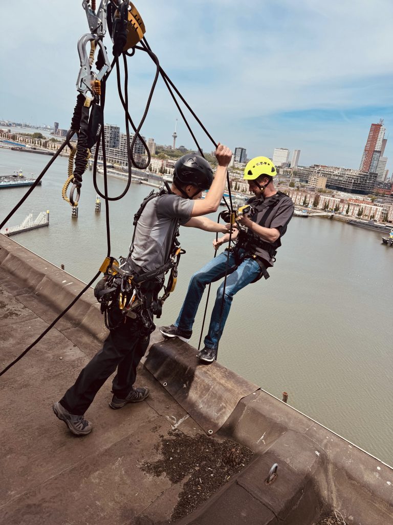 Abseilen van de Maassilo in Rotterdam